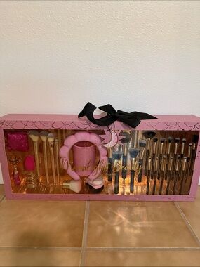 NIB Jasmine La Belle Ultimate Beauty 34-Piece Makeup Brush Set in Pink and Gold